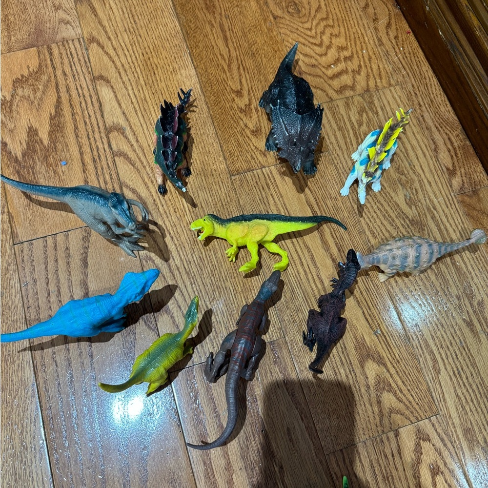 Dinosaur toys collection of 10 used like new different colors only for $30
